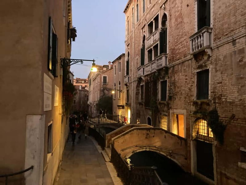 Venice: Crimes, Legends, and Mysteries Sunset Tour - Stop-by-stop: what happens during the 90 minutes