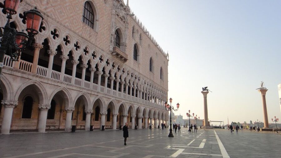 Venice: Doge's Palace, Bridge of Sighs & Prisons Guided Tour - Optional gondola upgrade: good add-on or extra cost?