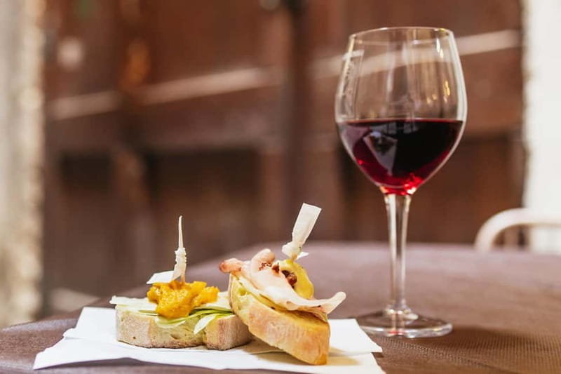 Venice: Food Tasting Tour with Cicchetti Dishes and Wine - The first tasting round: seafood flavors and Venetian comfort food