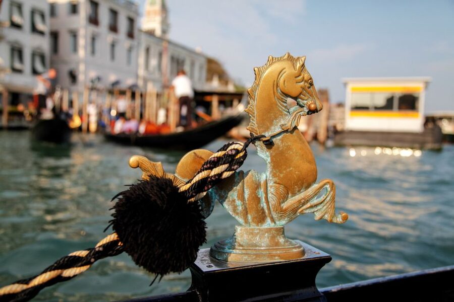 Venice: Gondola Ride with Live Guide or Audio Guide - Practical tips for your phone, shoes, and timing
