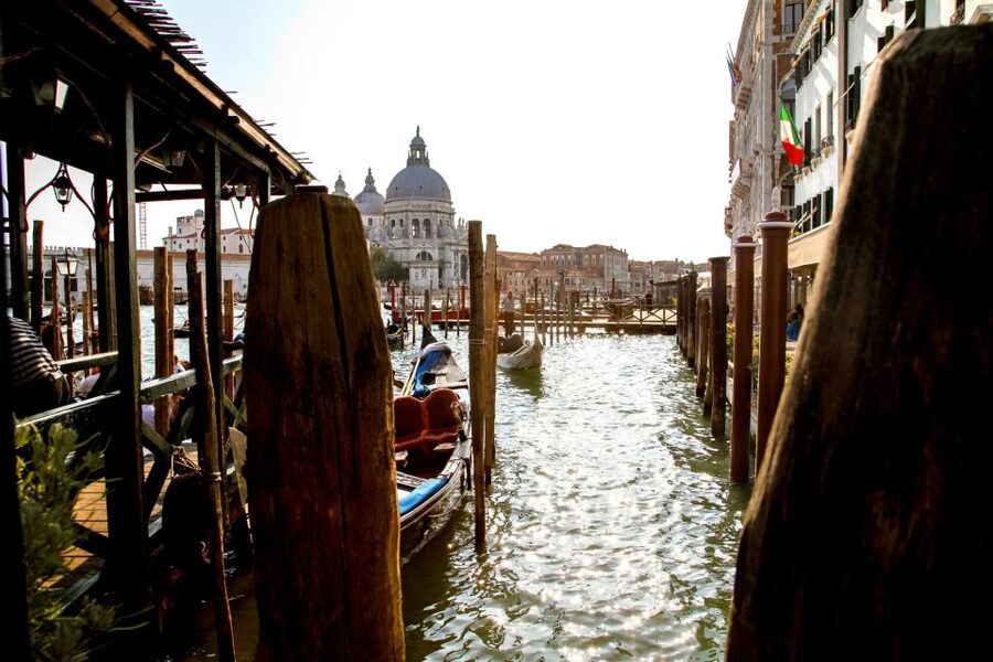 Venice: Gondola Ride with Live Guide or Audio Guide - The 20-minute walk, learning gondola traditions in plain language