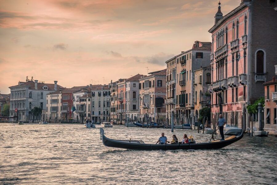 Venice: Grand Canal by Gondola with Live Commentary - Gondola Gallery: why the 3D and virtual bit is more than a gimmick