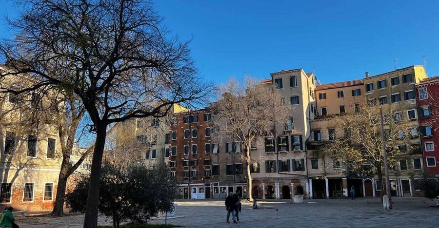 Venice: Guided Tour of the Jewish Ghetto and Synagogue Visit - Spotting original architecture instead of just taking pictures