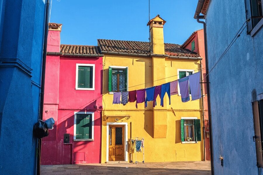 Venice Islands: Murano Glass & Burano Colors Guided Visit - Burano: colored houses, guided visit, and the lace demonstration
