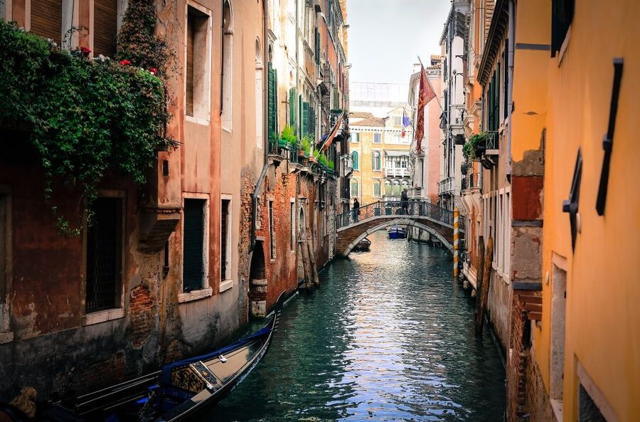 Venice: Off the Beaten Path Private Gondola Ride - Rialto Market time: Rialto Bridge, Ca’ Farsetti, and the old-city feel