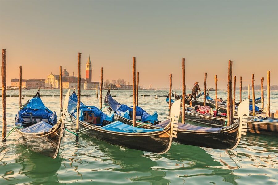 Venice: Private Gondola Cruise for up to 5 Passengers - Day vs Night: How the Timing Changes the Sights