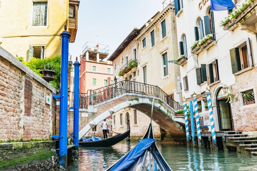 Venice: Private Gondola Ride along Grand Canal - Peggy Guggenheim Collection From The Water, A Nice Pause In The Scene