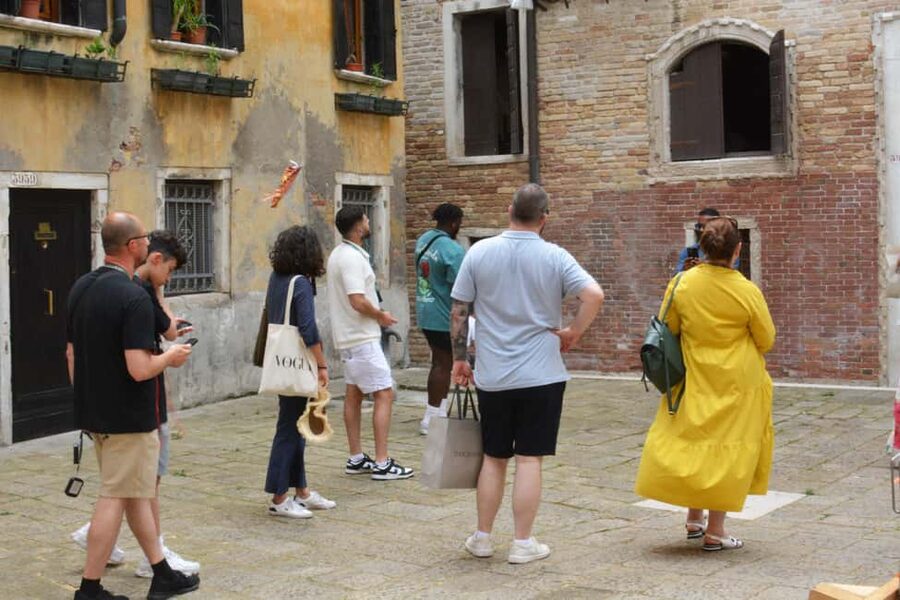 Venice: Rialto Bridge & Offbeat Unusual Venice Walking Tour - Audio Receivers and Group Size: Hear the Guide Without Straining