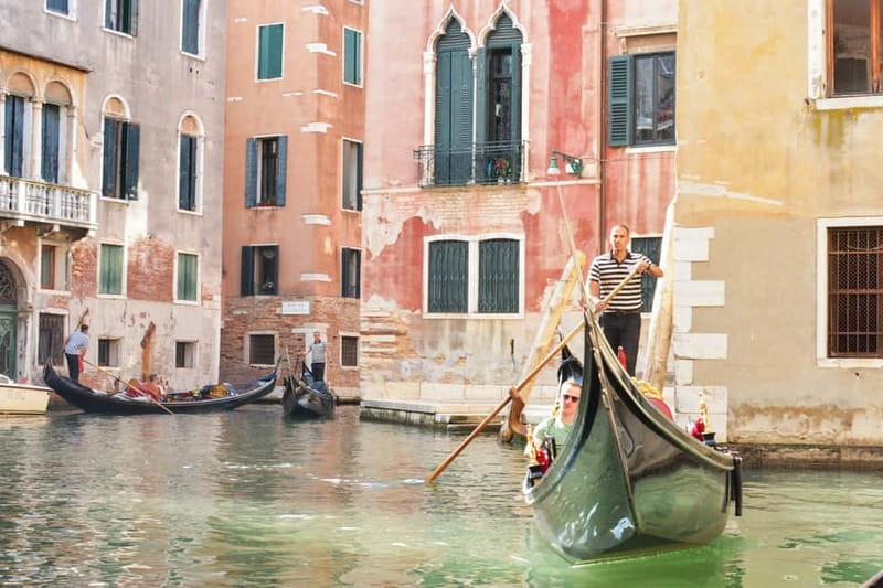 Venice: Romantic Shared Gondola Serenade on the Grand Canal - Key Things You Will Notice on This Serenaded Gondola