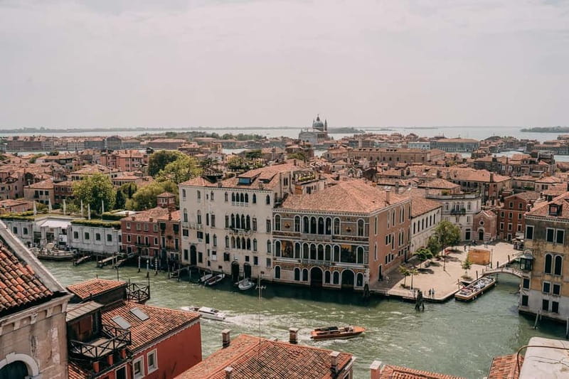 Venice: Rooftop Terraces Tour with Prosecco - Stop 6 and the long final stretch: building toward the Grand Canal moment