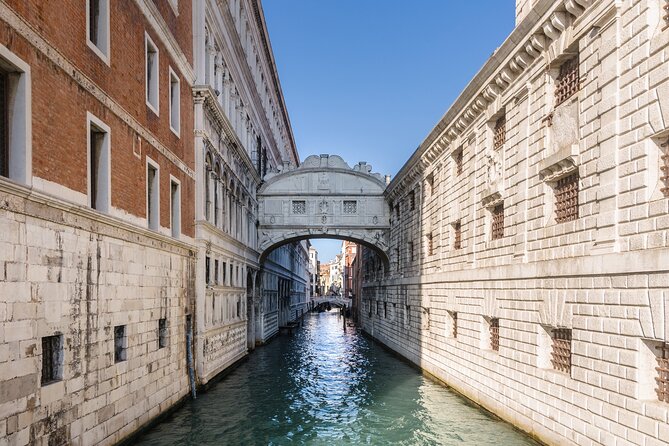 Venice: San Marco to Rialto Walking Tour & Spritz Like a Local - Spritz like a local at a bacaro break