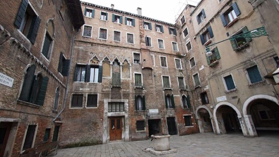 Venice: Sightseeing Tour with a Local expert - Guide-led stories in English, and what past guests consistently praised