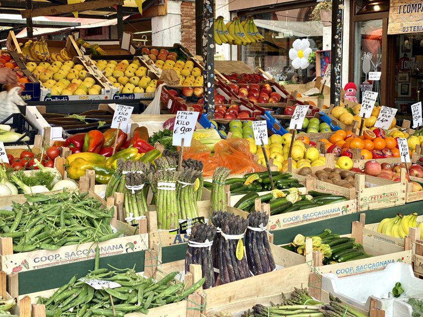 Venice: Street Food Tour with a Local Guide and Tastings - From Campo San Bartolomio to Rialto, what the first minutes feel like
