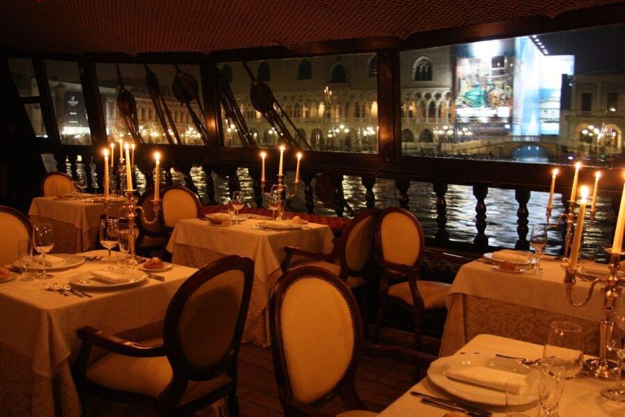 Venice: Venetian Lagoon Tour and Galleon Dinner - Seating Choice: Central Deck Views vs Prow and Stern Details