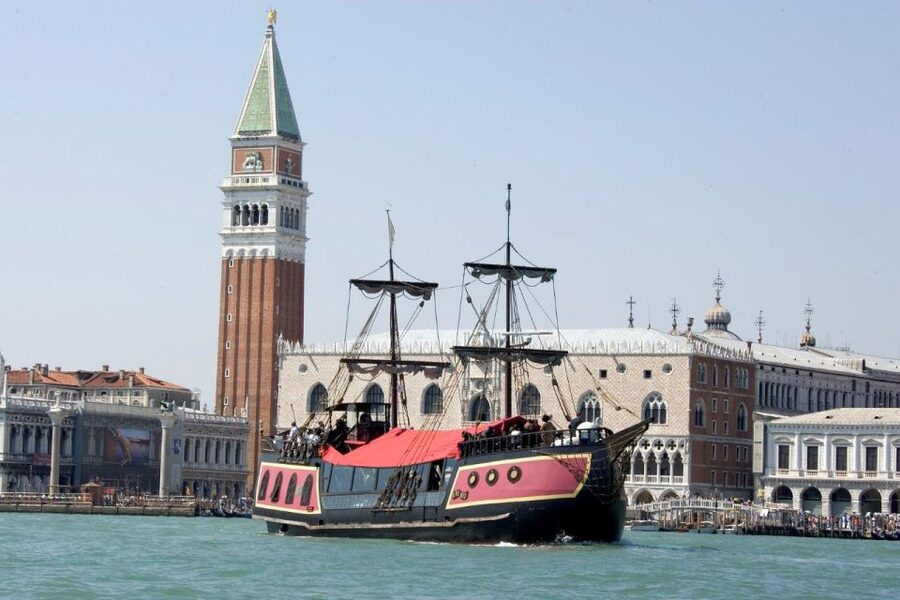 Venice: Venetian Lagoon Tour and Galleon Dinner - Burano Around the Corner, then Back Toward San Marco