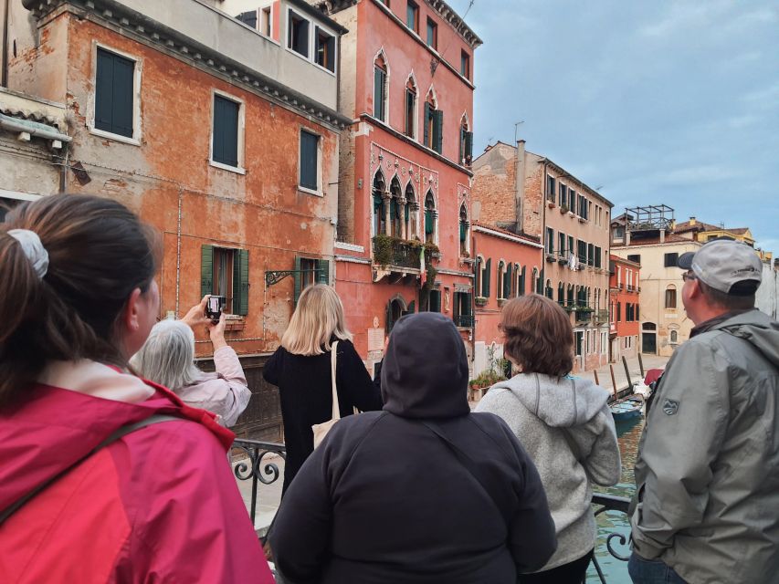 Venice: Walking Guided Tour of the City Must-See Sites - Group Size, Pacing, and Hearing Your Guide in Crowds