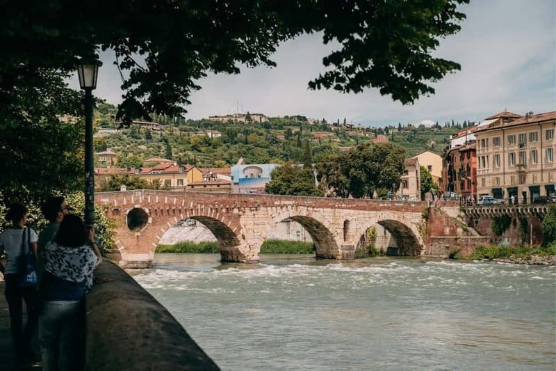 Verona: Classic and Hidden Gems Bike Tour - Romeo and Juliet stop: Capuleti house yard and Juliet’s balcony