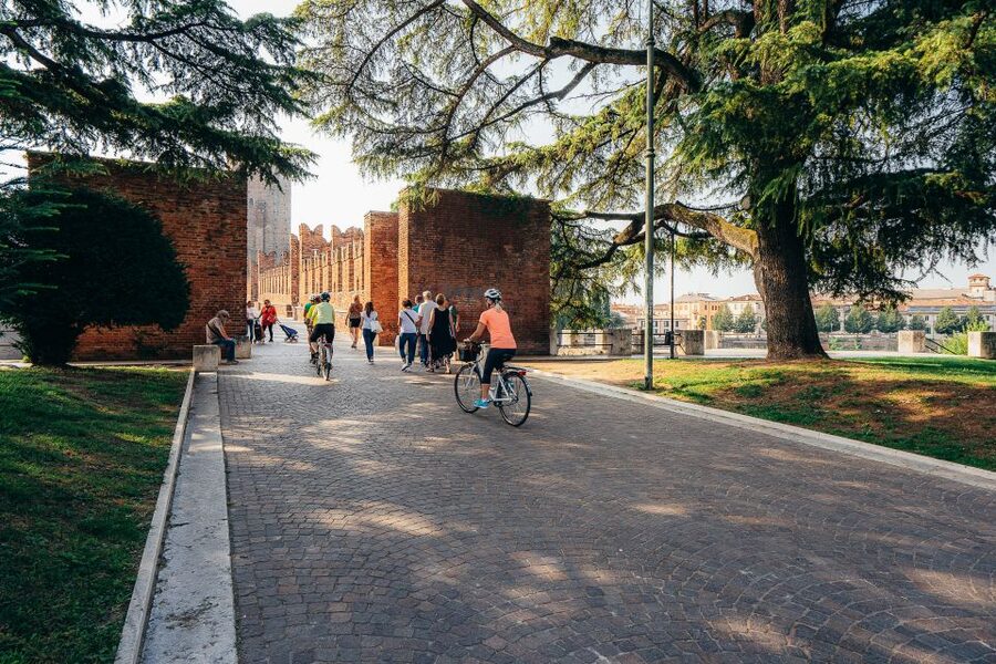 Verona: Classic and Hidden Gems Bike Tour - Guides and group size: what the best tours feel like