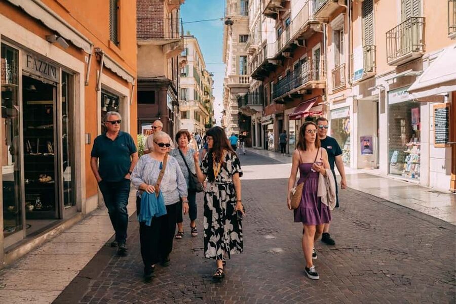 Verona: Food and Wine Tasting Walking Tour - Dessert and gelato: the light landing after savory stops