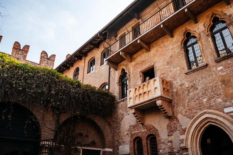 Verona: Highlights Walking Tour with Arena Priority Access - Arco dei Gavi and Porta Borsari, Roman Verona’s street-level evidence