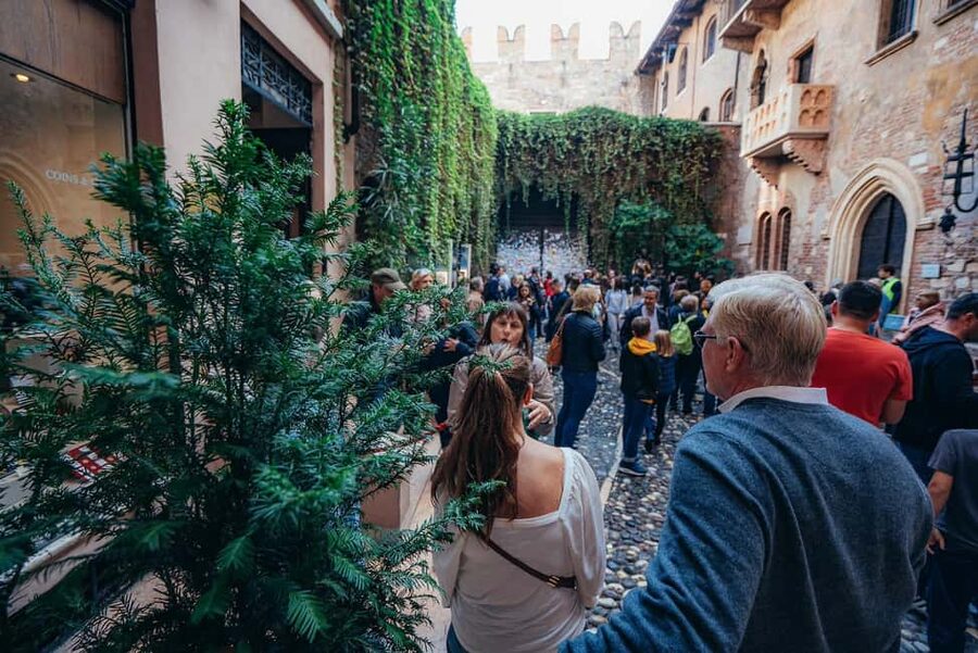 Verona: Highlights Walking Tour with Arena Priority Access - Piazza Erbe and Piazza dei Signori, where Verona shows off