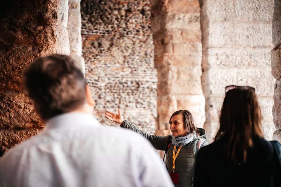 Verona: Highlights Walking Tour with Arena Priority Access - Where you meet your guide and how the group works