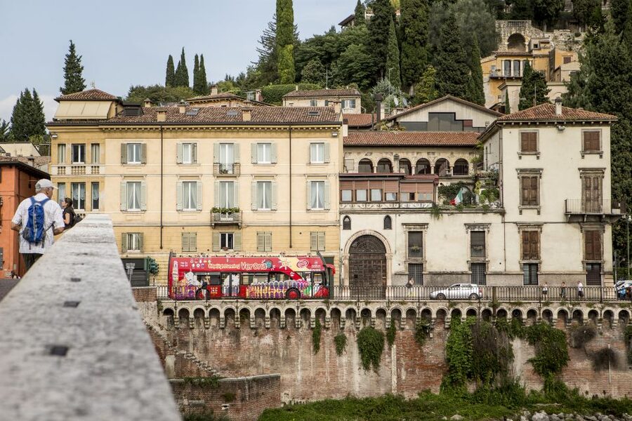 Verona: Hop-on Hop-off Tour 24 or 48-Hour Ticket - How Verona Hop-On Hop-Off Works (Piazza Bra, Two Routes, Hourly Buses)