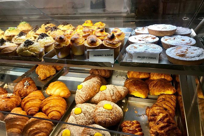 Verona walking tour:food, wine, legends, lunch/dinner & cable car - Piazza Bra start: pastries, legends, and a very smart warm-up