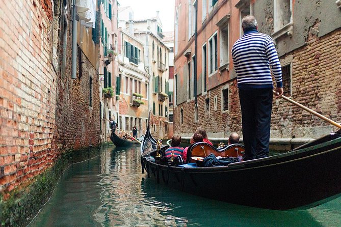 Welcome to Venice Group Tour St. Mark's Basilica & Gondola Ride - Rialto and the fish market, plus the story behind the famous bridge